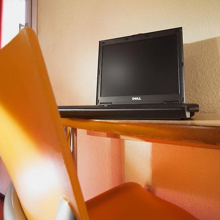 Premiere Classe Évreux Szoba fotó A Dell Studio 17