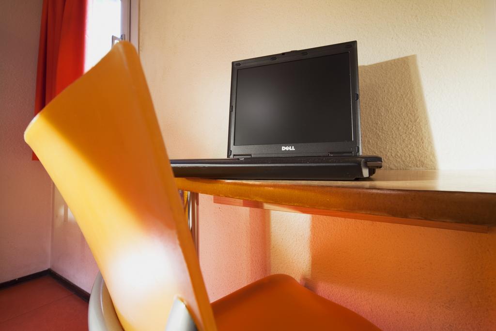 Premiere Classe Évreux Szoba fotó A Dell Studio 17