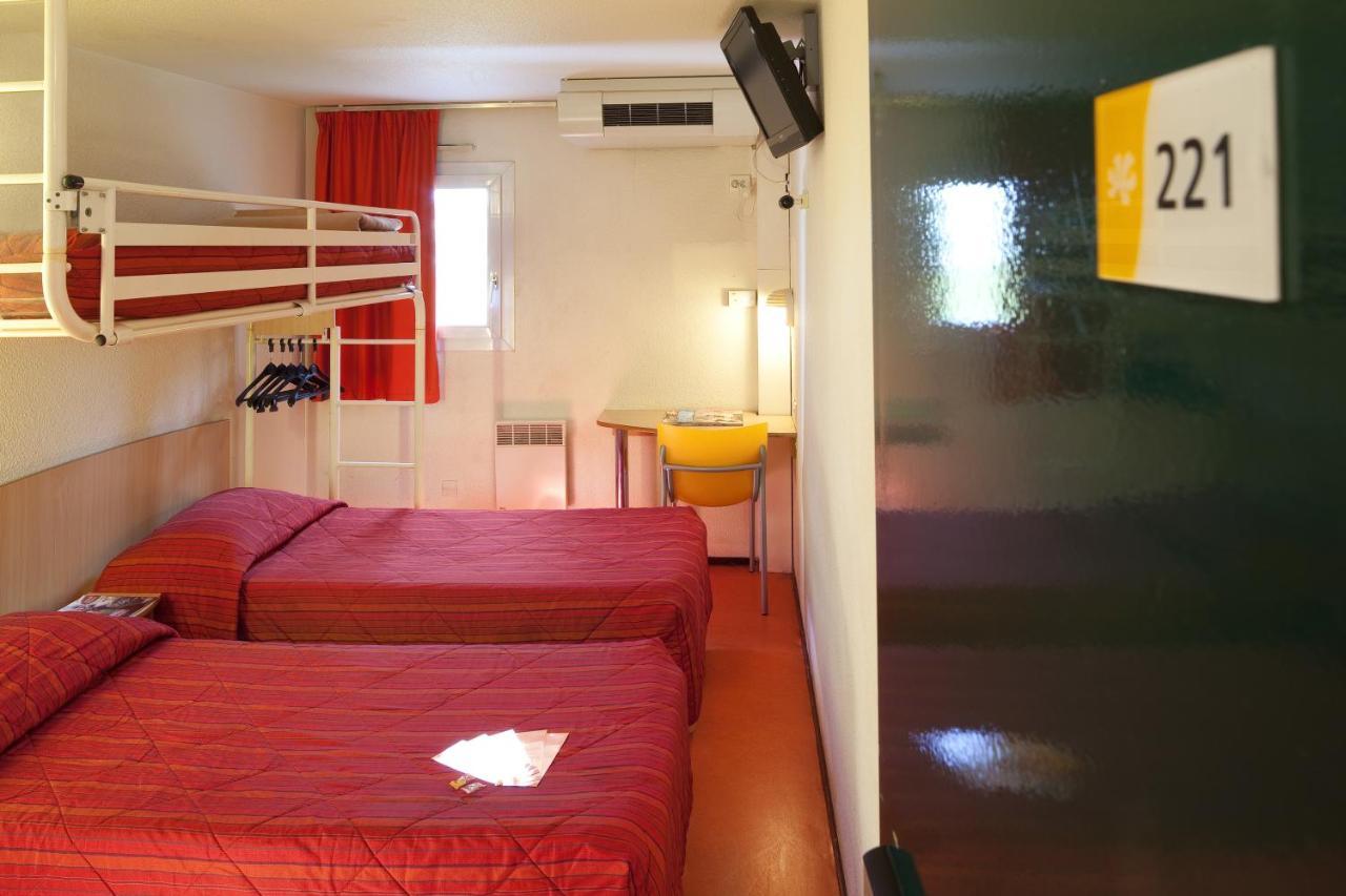 Premiere Classe Évreux Kültér fotó A typical room at a hotel