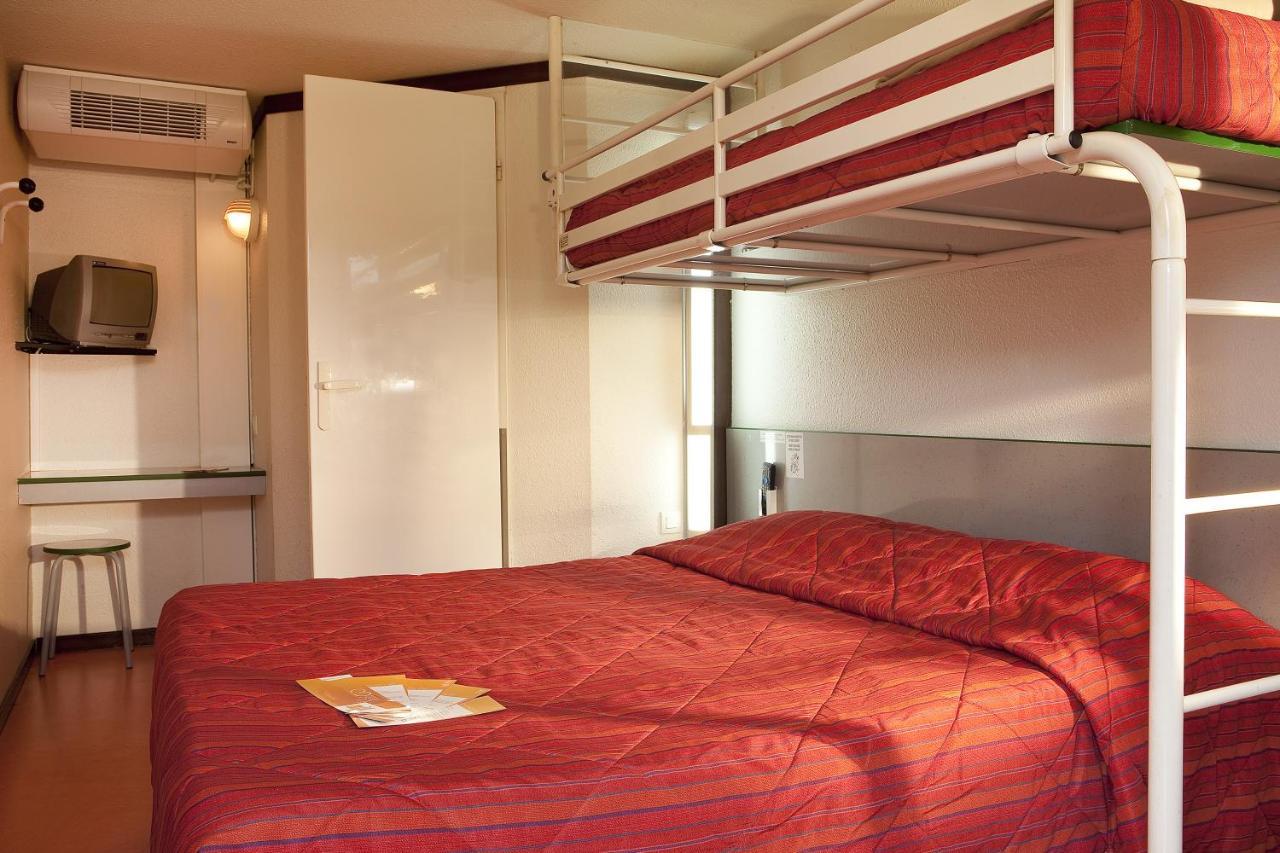Premiere Classe Évreux Kültér fotó A typical room at the hotel