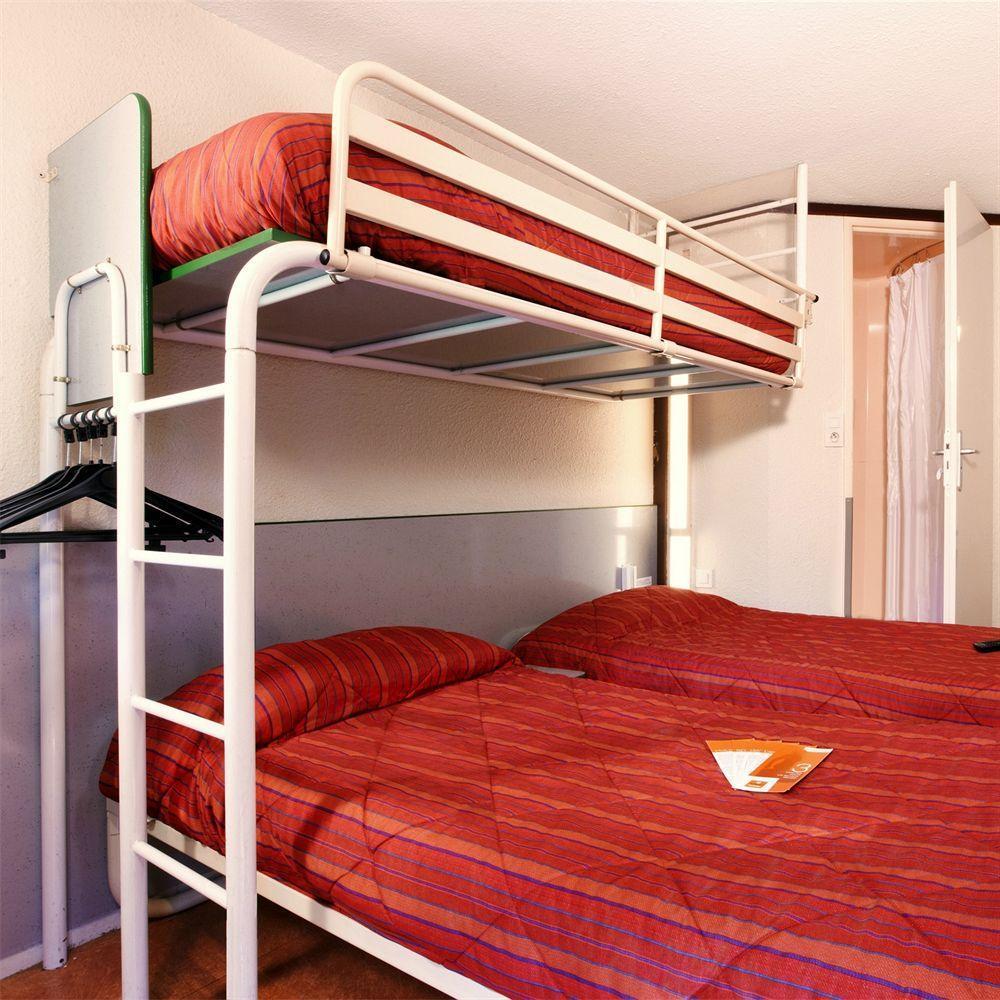 Premiere Classe Évreux Kültér fotó A typical room at a hotel
