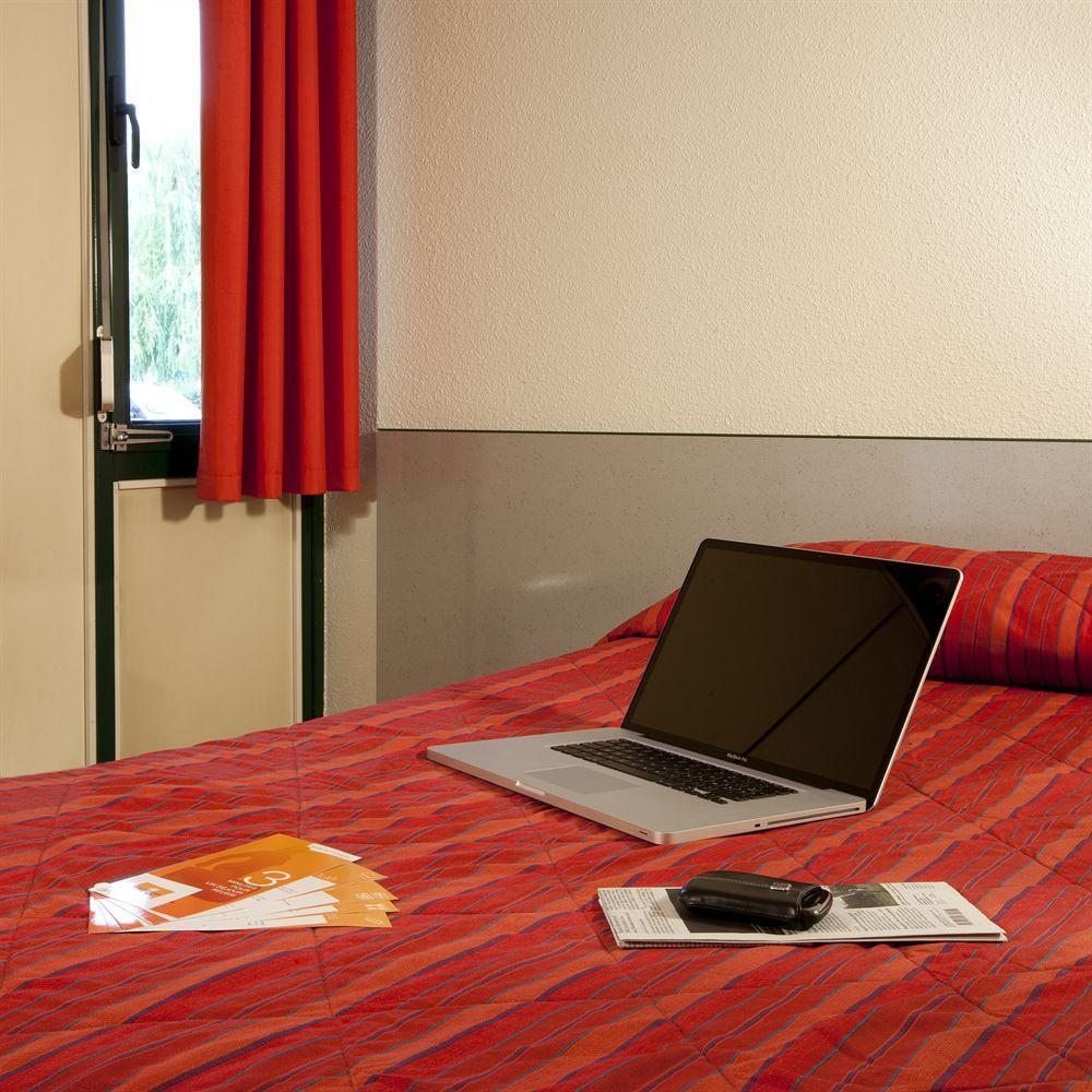 Premiere Classe Évreux Kültér fotó A typical room at a Campanile hotel