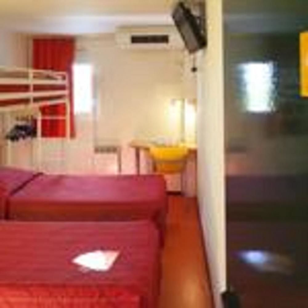 Premiere Classe Évreux Kültér fotó A typical room at a love hotel