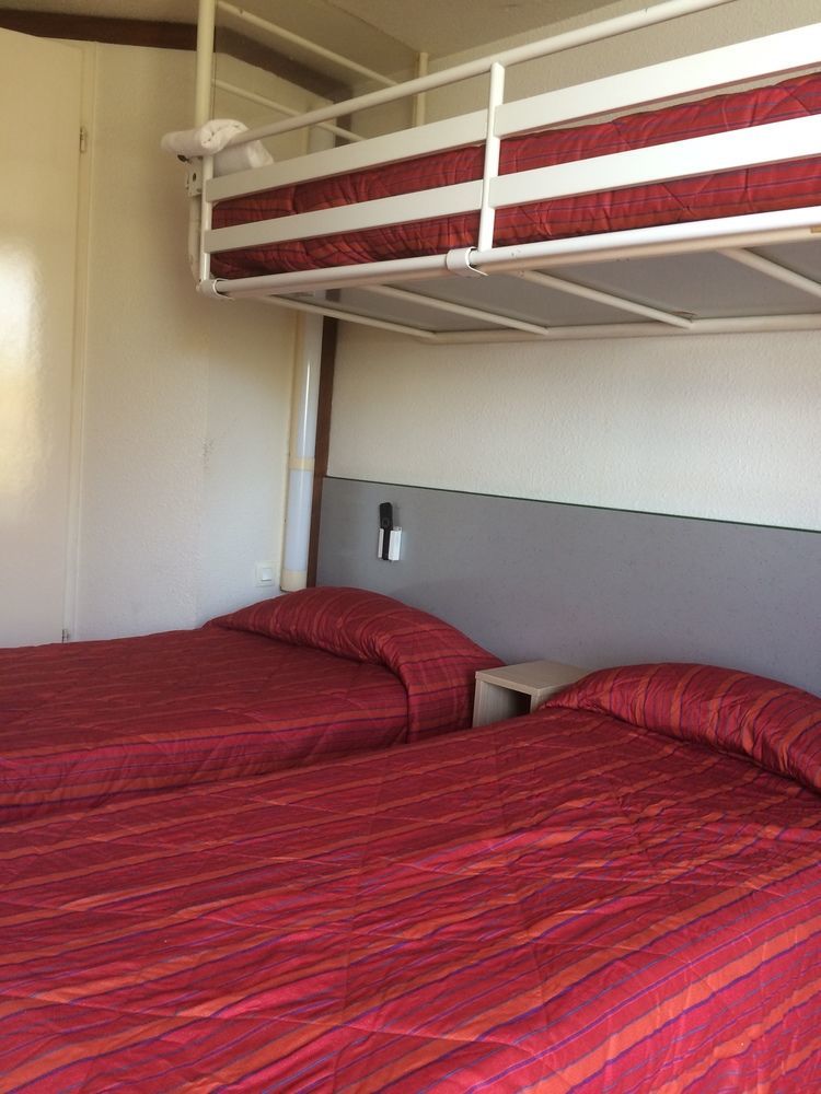 Premiere Classe Évreux Kültér fotó Bunk beds in a hotel room