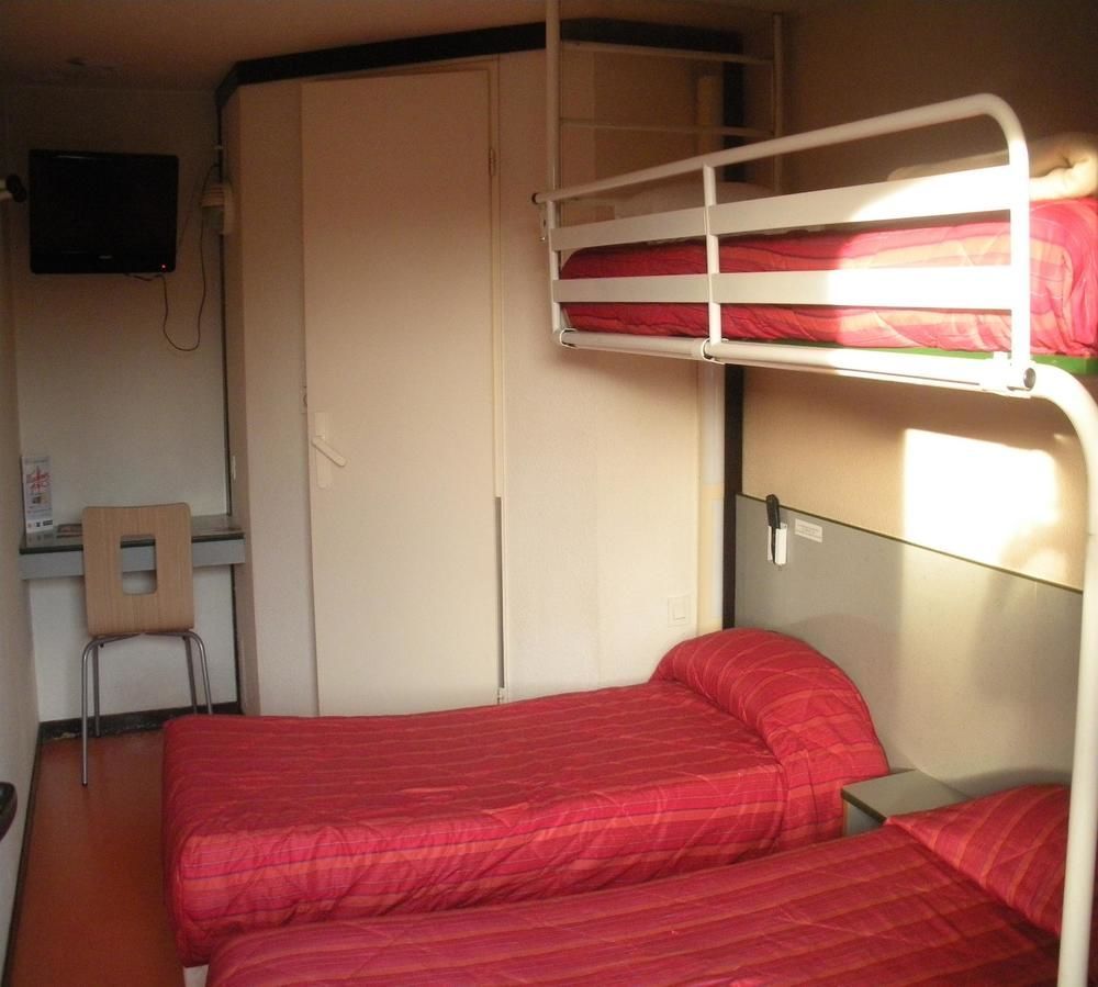 Premiere Classe Évreux Kültér fotó A typical room at a youth hostel