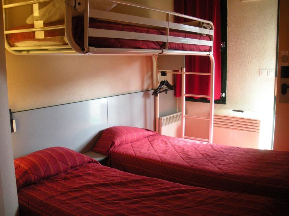 Premiere Classe Évreux Kültér fotó A typical room at a French Ibis budget hotel
