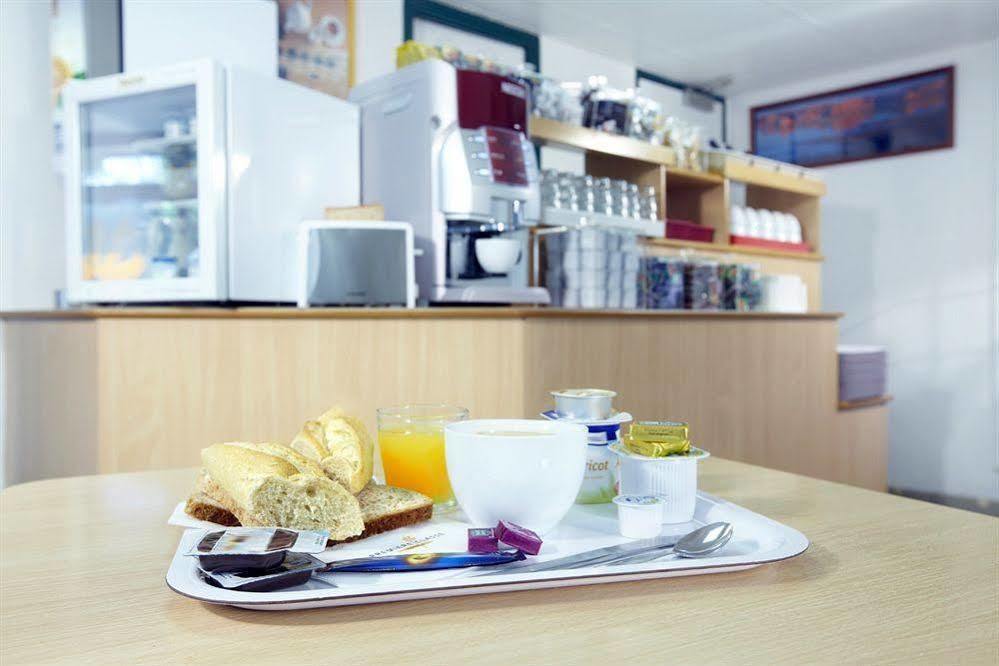 Premiere Classe Évreux Kültér fotó A typical breakfast at a German hotel