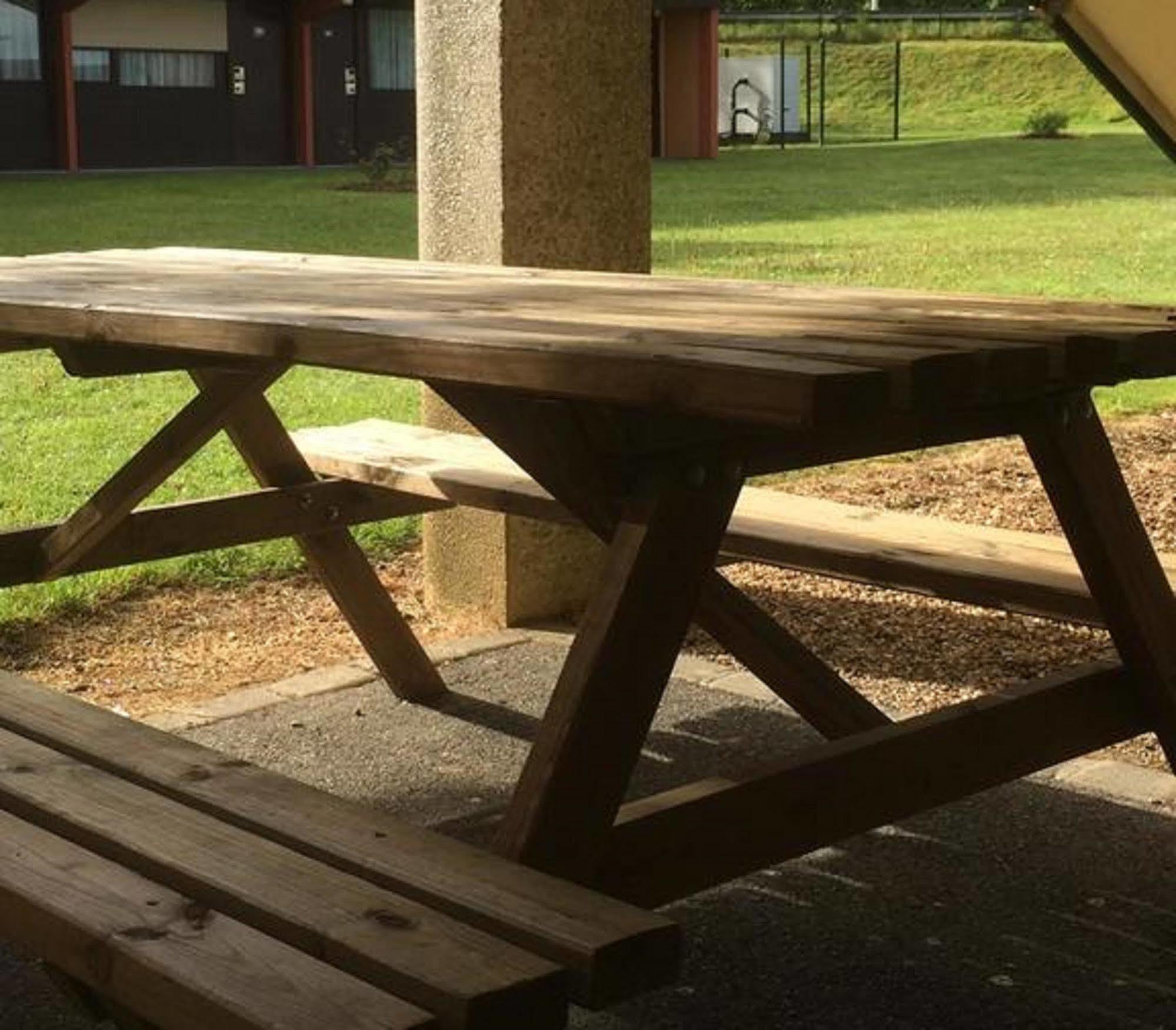 Premiere Classe Évreux Kültér fotó A picnic table