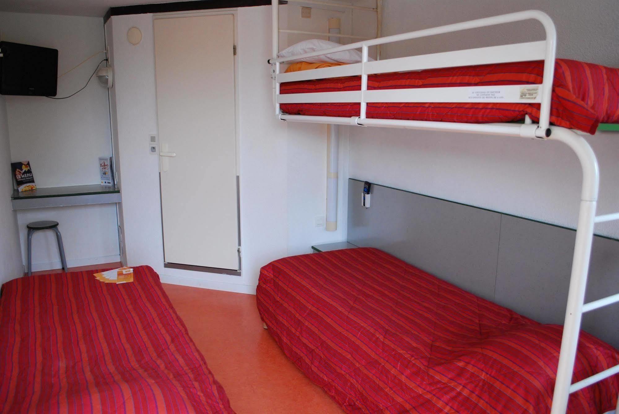 Premiere Classe Évreux Kültér fotó A typical room at a youth hostel