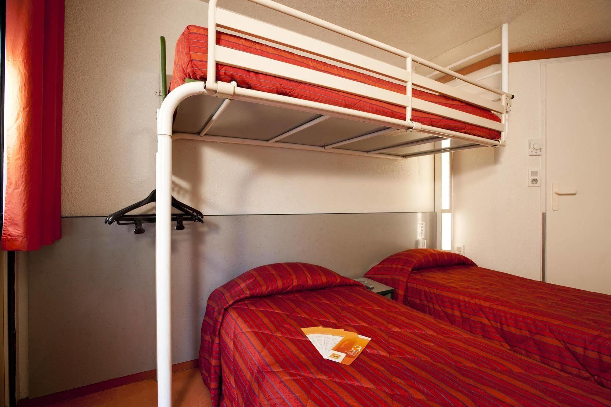 Premiere Classe Évreux Kültér fotó A typical room at a Campanile hotel