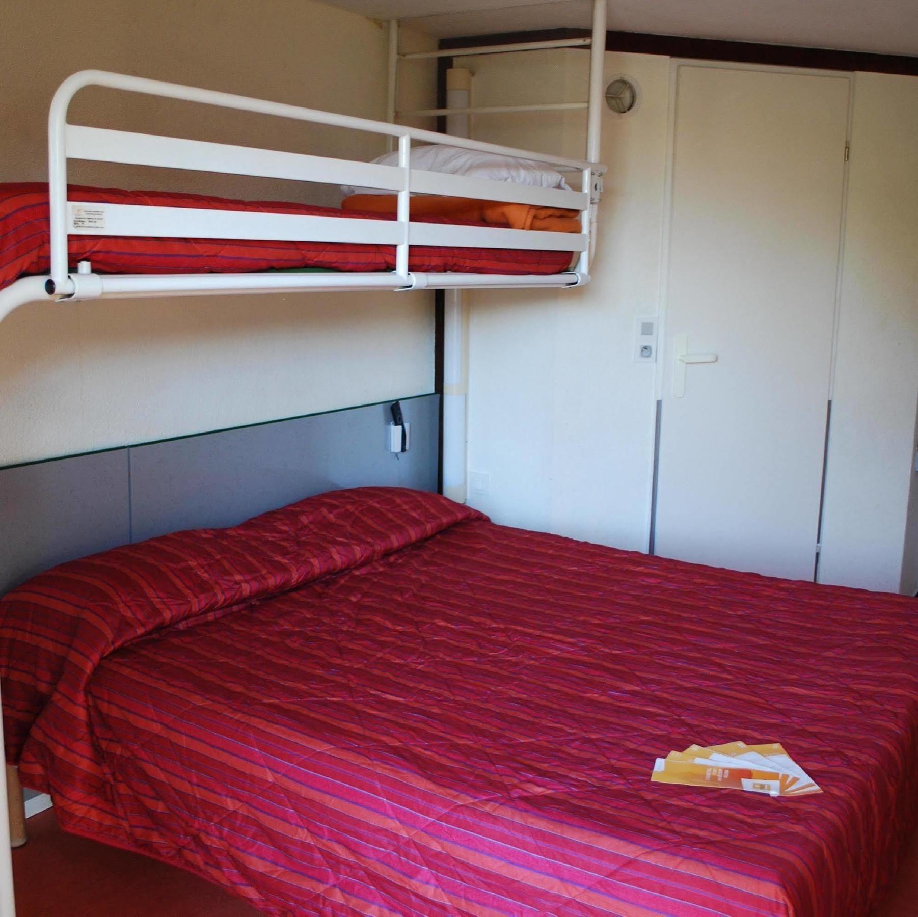 Premiere Classe Évreux Kültér fotó A bunk bed in a hotel room
