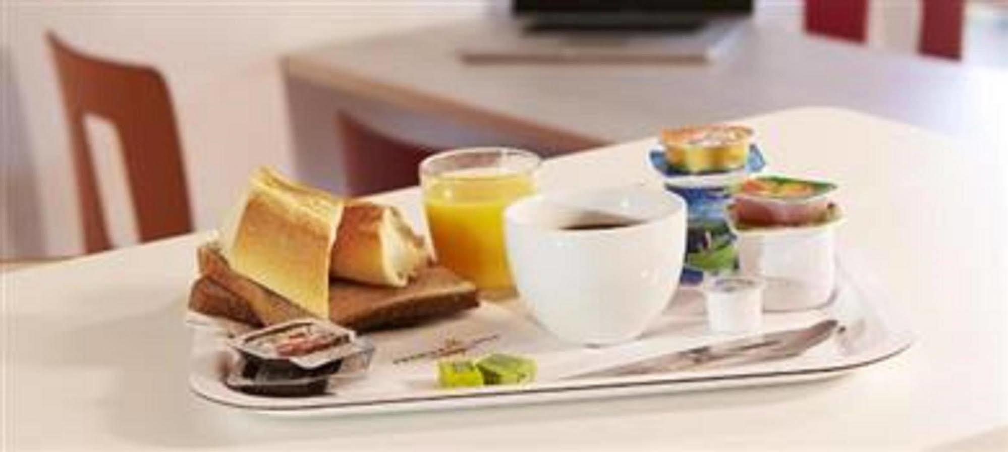 Premiere Classe Évreux Kültér fotó A typical breakfast